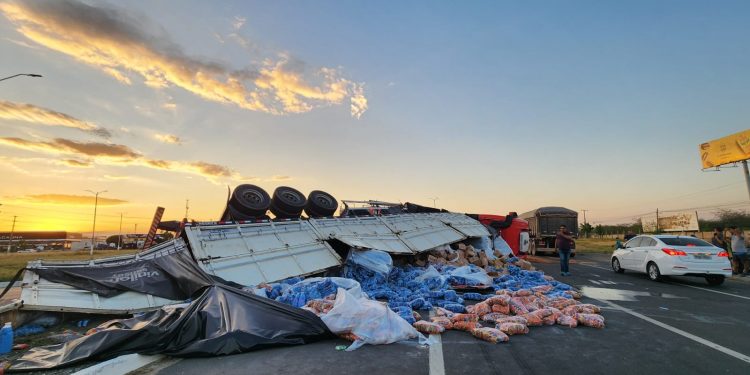 Carreta carregada com produtos de limpeza tomba na rotatória do Thermas em Mossoró
