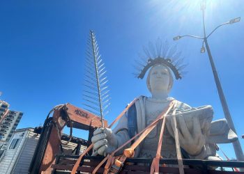 Estátua de Santa Luzia chega a Mossoró; monumento será instalado no Museu do Sertão