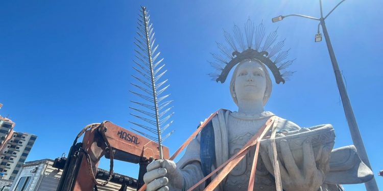 Estátua de Santa Luzia chega a Mossoró; monumento será instalado no Museu do Sertão