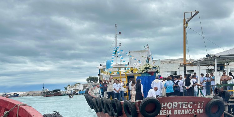 Procissão Marítima de Nossa Senhora dos Navegantes marca encerramento da festa da padroeira de Areia Branca