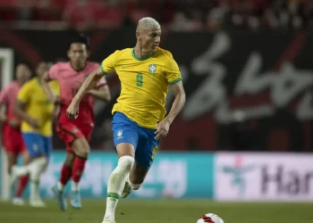 Atacante da seleção brasileira ajuda a reformar casa de influenciador de Serra do Mel