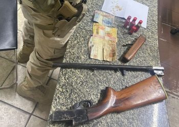 Casal é preso por porte ilegal de arma e tráfico de drogas na BR-304 em Mossoró
