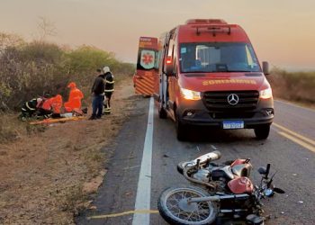 Motociclista de 20 anos fica ferido após colisão com jumento na BR-405 em Apodi