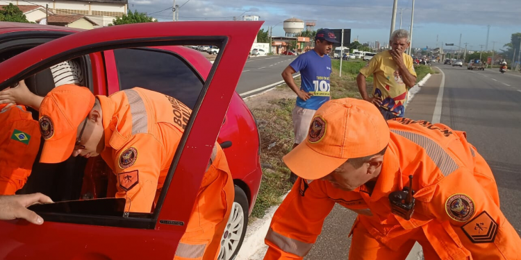 Motorista fica preso às ferragens após colidir com poste na BR-304