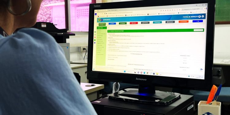 Brasileiros no exterior e estrangeiros no RN podem solicitar CNH no Detran