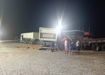 Motorista de caminhão morre após colisão com carreta na BR-304, em Angicos