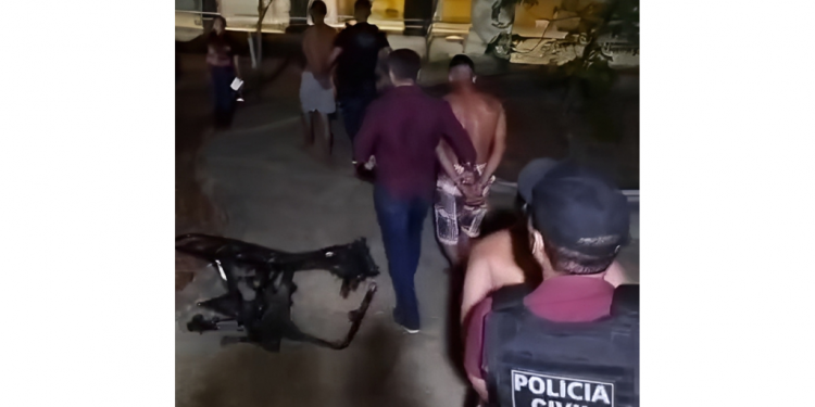 Policias Civil e Militar prendem três homens em flagrante por roubo de motocicleta em Mossoró