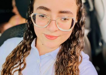 Com apenas 10% da visão, jovem faz campanha por tratamento