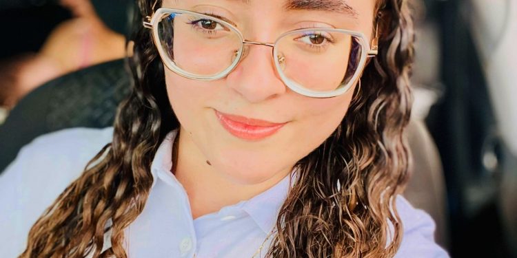 Com apenas 10% da visão, jovem faz campanha por tratamento