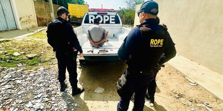 Homem é preso por violência doméstica ao tentar entrar em UBS para agredir esposa