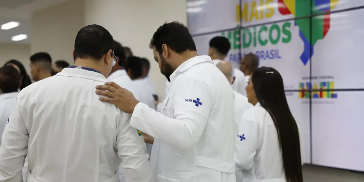 Estudantes de baixa renda de curso de medicina terão ajuda do governo