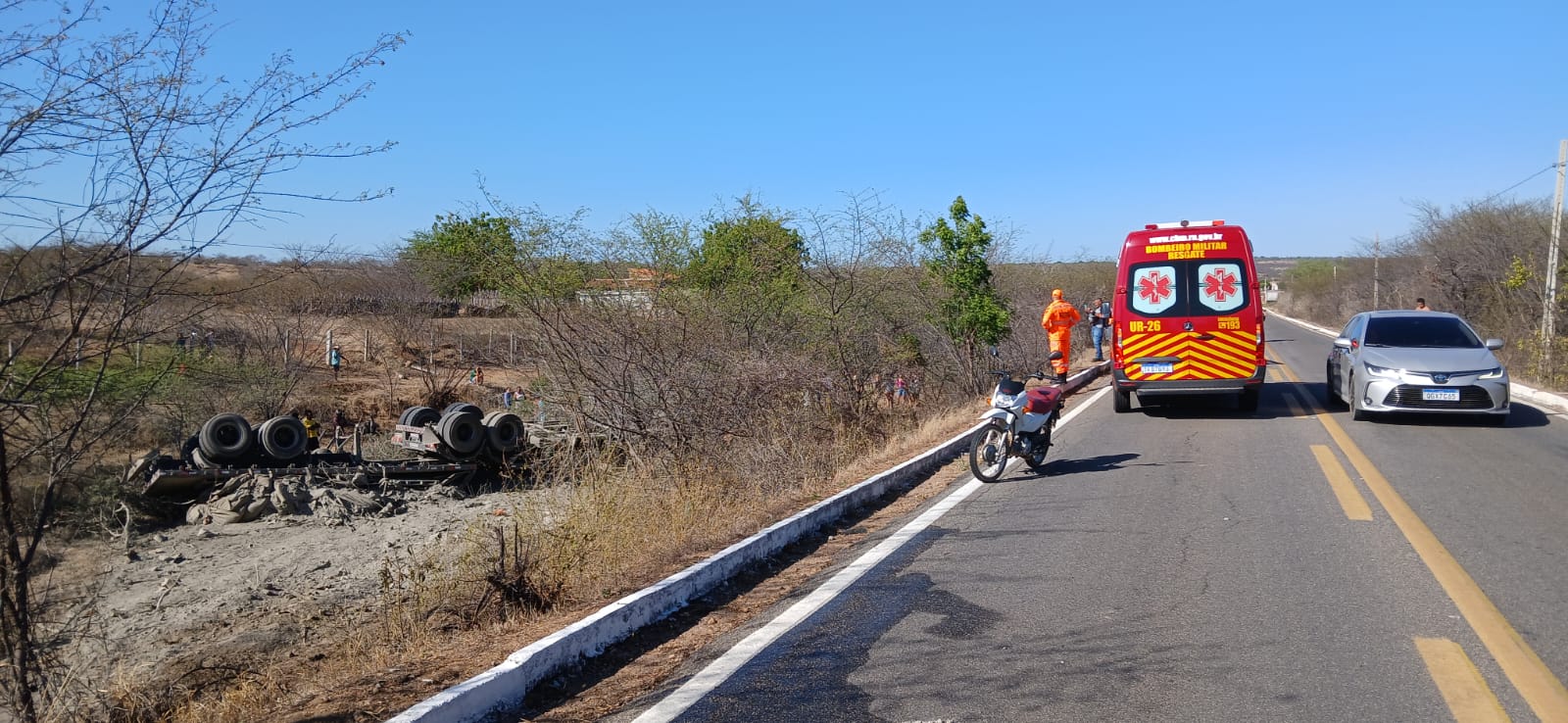 Motorista morre após tombamento de caminhão na BR-405, em Itaú