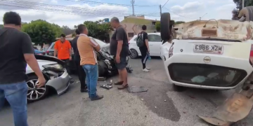 Acidente com três veículos é registrado no bairro Santo Antônio