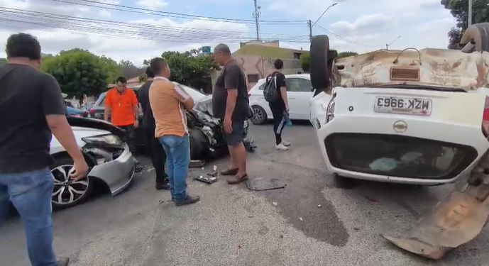 Acidente com três veículos é registrado no bairro Santo Antônio