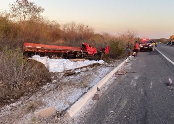 Grave acidente entre caminhão e carro deixa feridos na BR-304