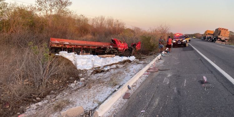 Grave acidente entre caminhão e carro deixa feridos na BR-304
