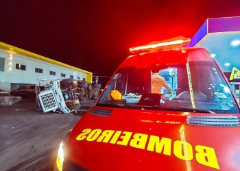 Carreta tomba no Distrito Industrial de Mossoró e motorista fica ferido