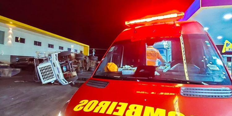 Carreta tomba no Distrito Industrial de Mossoró e motorista fica ferido