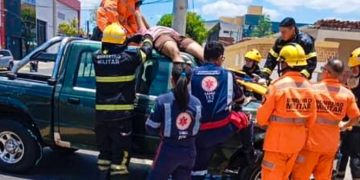 Motociclista é arremessado sobre veículo em acidente no bairro Aeroporto
