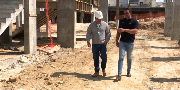Em visita às obras do Hospital da Liga, senador Styvenson cobra repasse de recursos