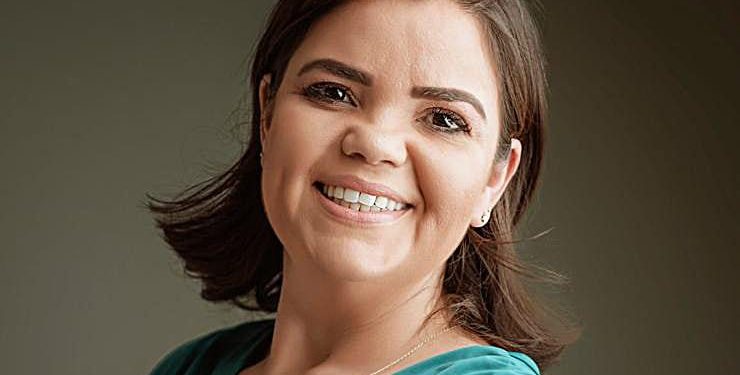 Reitora da Uern lança livro na Bienal de Pernambuco