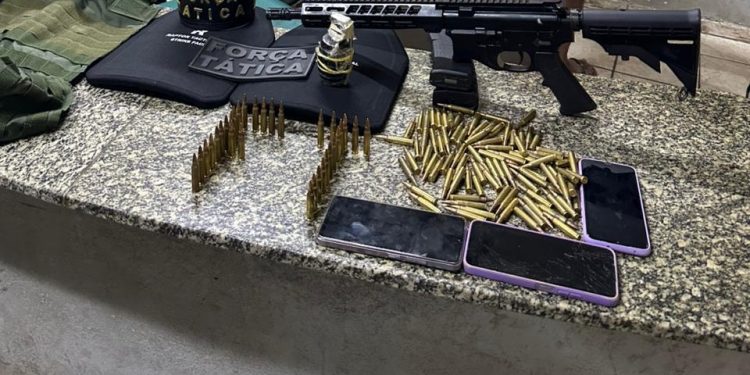 Polícia Militar apreende fuzil, granada e prende quatro pessoas na zona rural de Mossoró