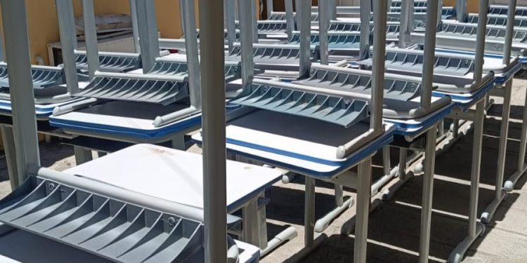 Sistema penitenciário entrega 300 carteiras escolares à rede estadual de ensino