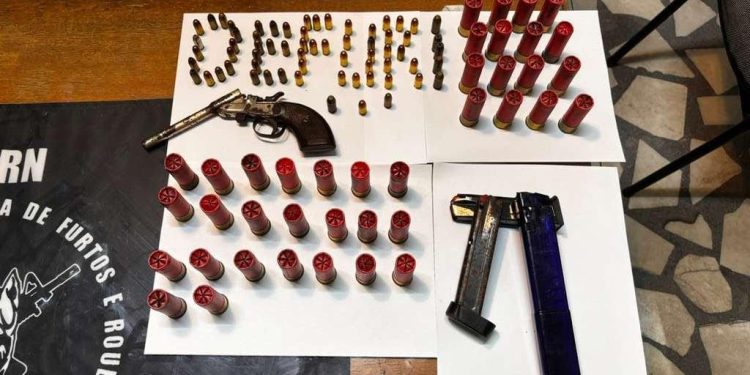 Armamento e munições são apreendidos em residência desabitada em Mossoró