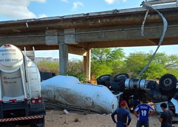 Motorista morre após carreta cair de ponte na BR-304, em Lajes