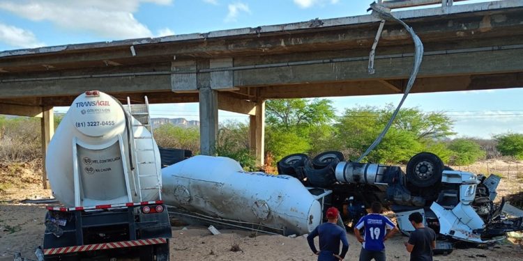 Motorista morre após carreta cair de ponte na BR-304, em Lajes