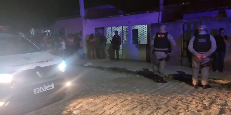 Jovem de 25 anos é morta a tiros dentro de casa no bairro Santo Antônio