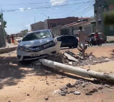 Carro derruba poste e outro veículo é atingido no Abolição 4