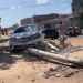 Carro derruba poste e outro veículo é atingido no Abolição 4