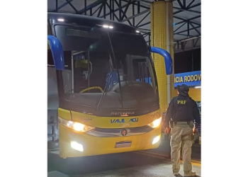 Após ônibus com estudantes ser retido, empresa contesta versão da PRF sobre motorista sem CNH
