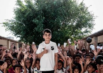 ABC visita escola no interior para homenagear torcedor mirim após vídeo na internet