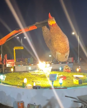 Após ventania, estátua da galinha é reinstalada em posto de Assú