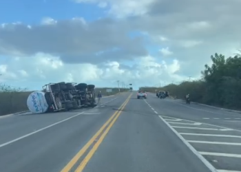 Caminhão-tanque tomba na BR-110, em Areia Branca