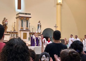 Candidatos do Enem recebem bênção das canetas na Catedral de Santa Luzia nesta sexta