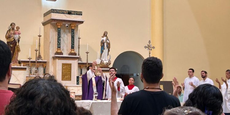 Candidatos do Enem recebem bênção das canetas na Catedral de Santa Luzia nesta sexta