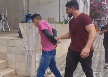 Jovem é preso pela Polícia Civil suspeito de matar companheira da mãe em Mossoró