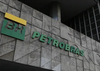Petrobras aprova plano de demissão voluntária para até 1,1 mil pessoas