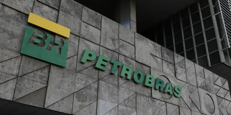 Petrobras aprova plano de demissão voluntária para até 1,1 mil pessoas
