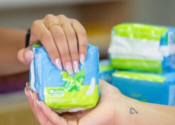 Estudantes do Pé-de-Meia podem emitir autorização para retirar absorventes grátis