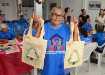 Idosas pintam mais de 100 bolsas para doação a pessoas em situação de rua em Mossoró