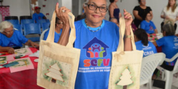 Idosas pintam mais de 100 bolsas para doação a pessoas em situação de rua em Mossoró