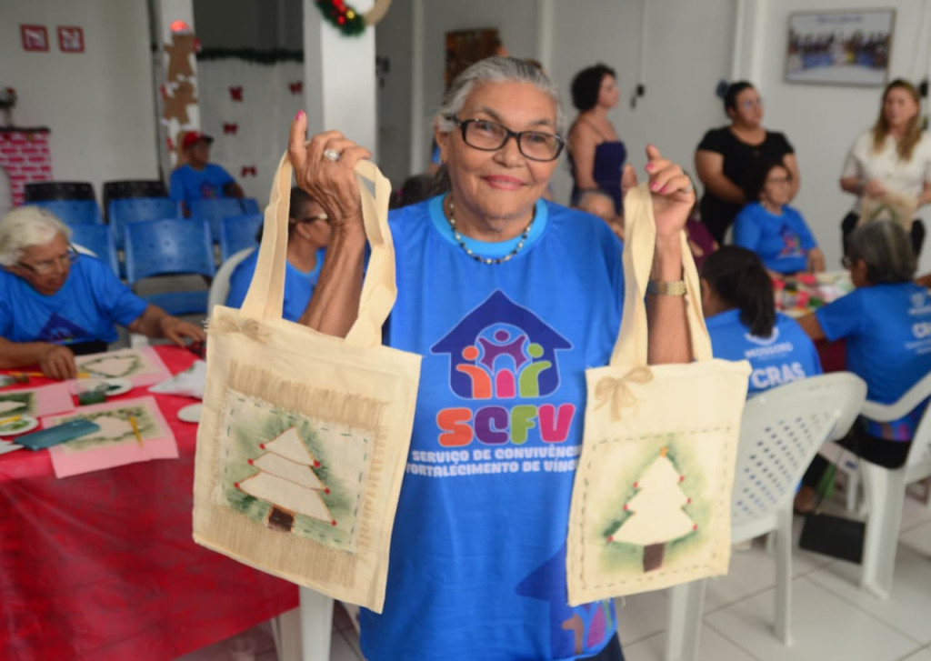 Idosas pintam mais de 100 bolsas para doação a pessoas em situação de rua em Mossoró