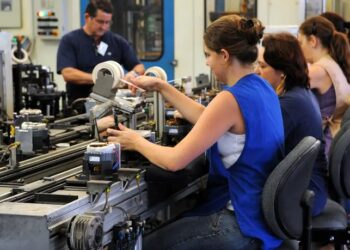 Publicado decreto que reajusta salário mínimo para R$1.621 a partir de 1º de janeiro