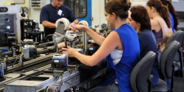 Publicado decreto que reajusta salário mínimo para R$1.621 a partir de 1º de janeiro