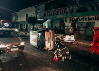 Veículo tomba após colisão no bairro Doze Anos, em Mossoró