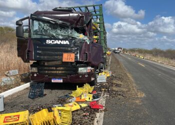 Carga de cerveja tomba e atinge carreta que transportava gás